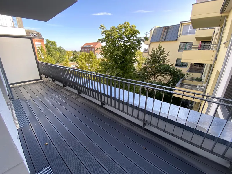 Terrasse und möbliert zum Innenhof ausgerichtet! Dirket am Marktpklatz Adlershof mit EBK! — photo 1